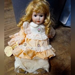 VintagePorcelainDoll,Constance from Brinn's MusicalCollectiblesplaysItsAsmllwrld